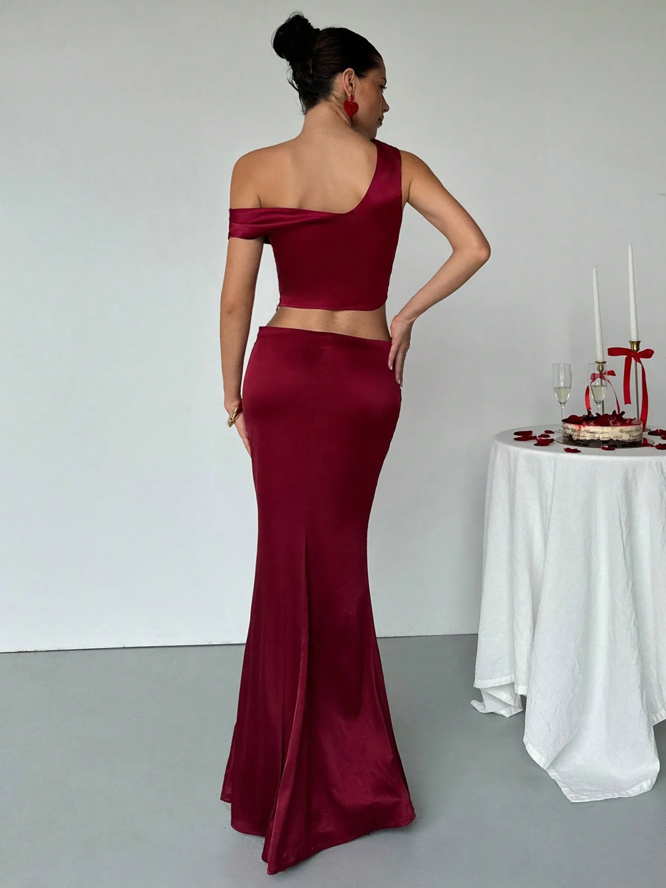 Aloruh 2pcs Women's Valentine's Day Elegant Sexy New Years Holiday Party Dress Set: Asymmetric Open Shoulder Tight Bustier Top With Pointed Hemline And Burgundy High-Waist Pleated Mermaid Skirt, Suitable For Spring, Summer, Autumn, Winter