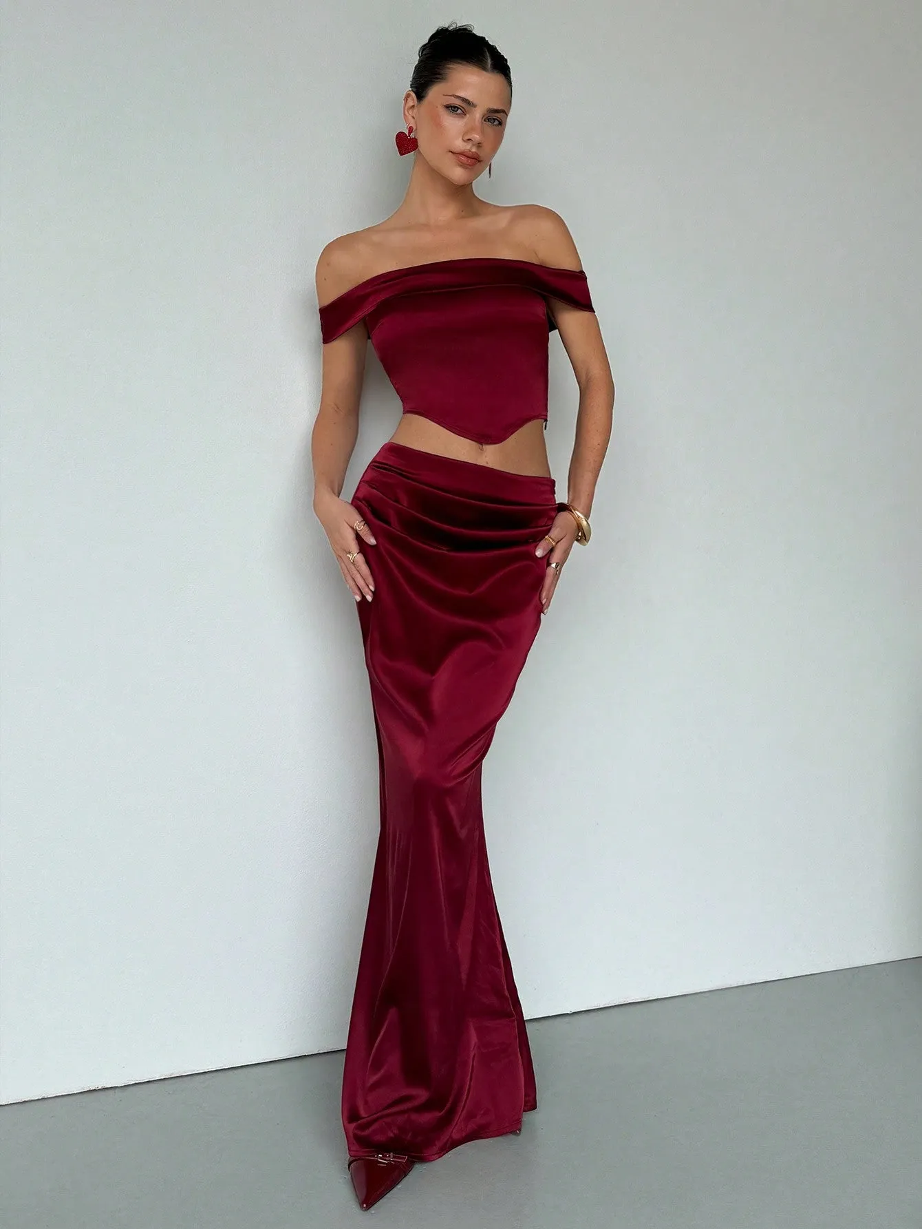 Aloruh 2pcs Women's Valentine's Day Elegant Sexy New Years Holiday Party Dress Set: Asymmetric Open Shoulder Tight Bustier Top With Pointed Hemline And Burgundy High-Waist Pleated Mermaid Skirt, Suitable For Spring, Summer, Autumn, Winter