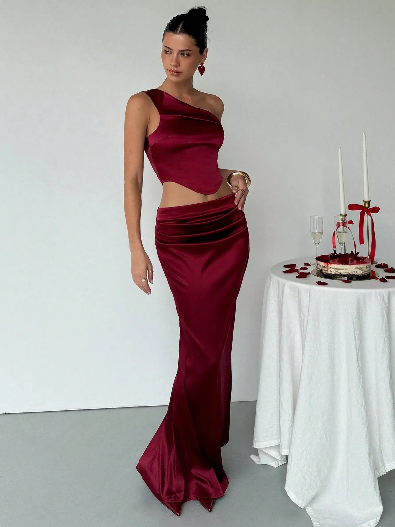 Aloruh 2pcs Women's Valentine's Day Elegant Sexy New Years Holiday Party Dress Set: Asymmetric Open Shoulder Tight Bustier Top With Pointed Hemline And Burgundy High-Waist Pleated Mermaid Skirt, Suitable For Spring, Summer, Autumn, Winter