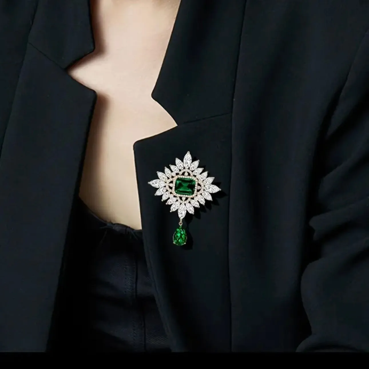 Green Royal Court Brooch Pin