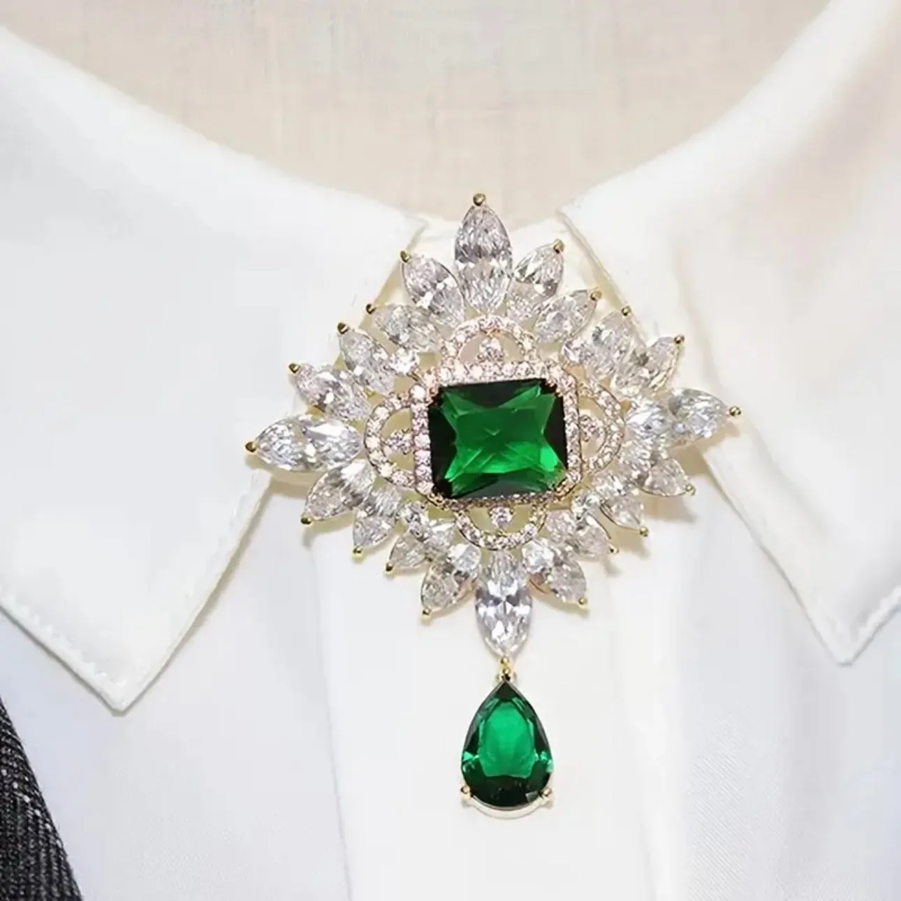 Green Royal Court Brooch Pin