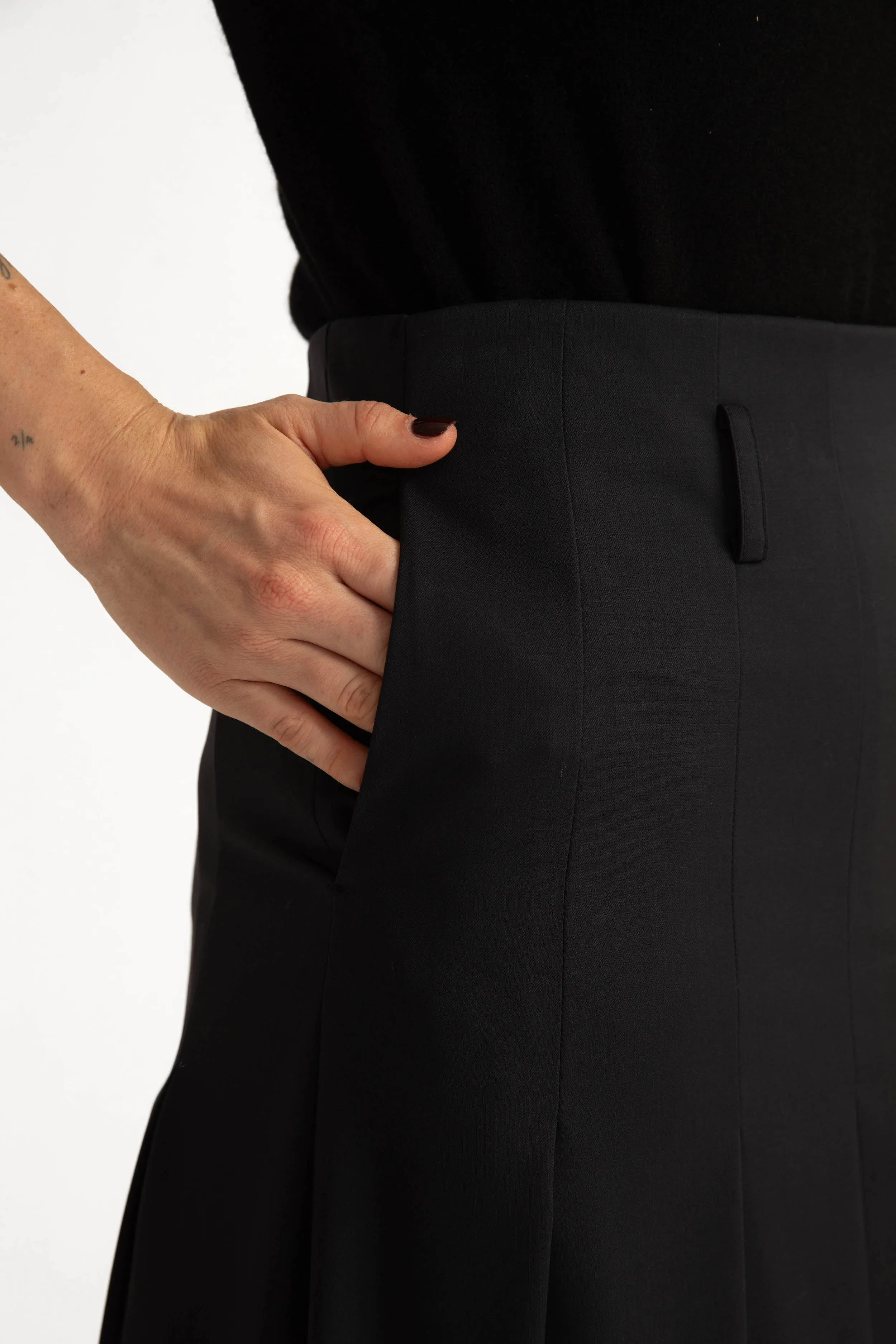 Hjo Skirt -  Pleated midi skirt in dark navy