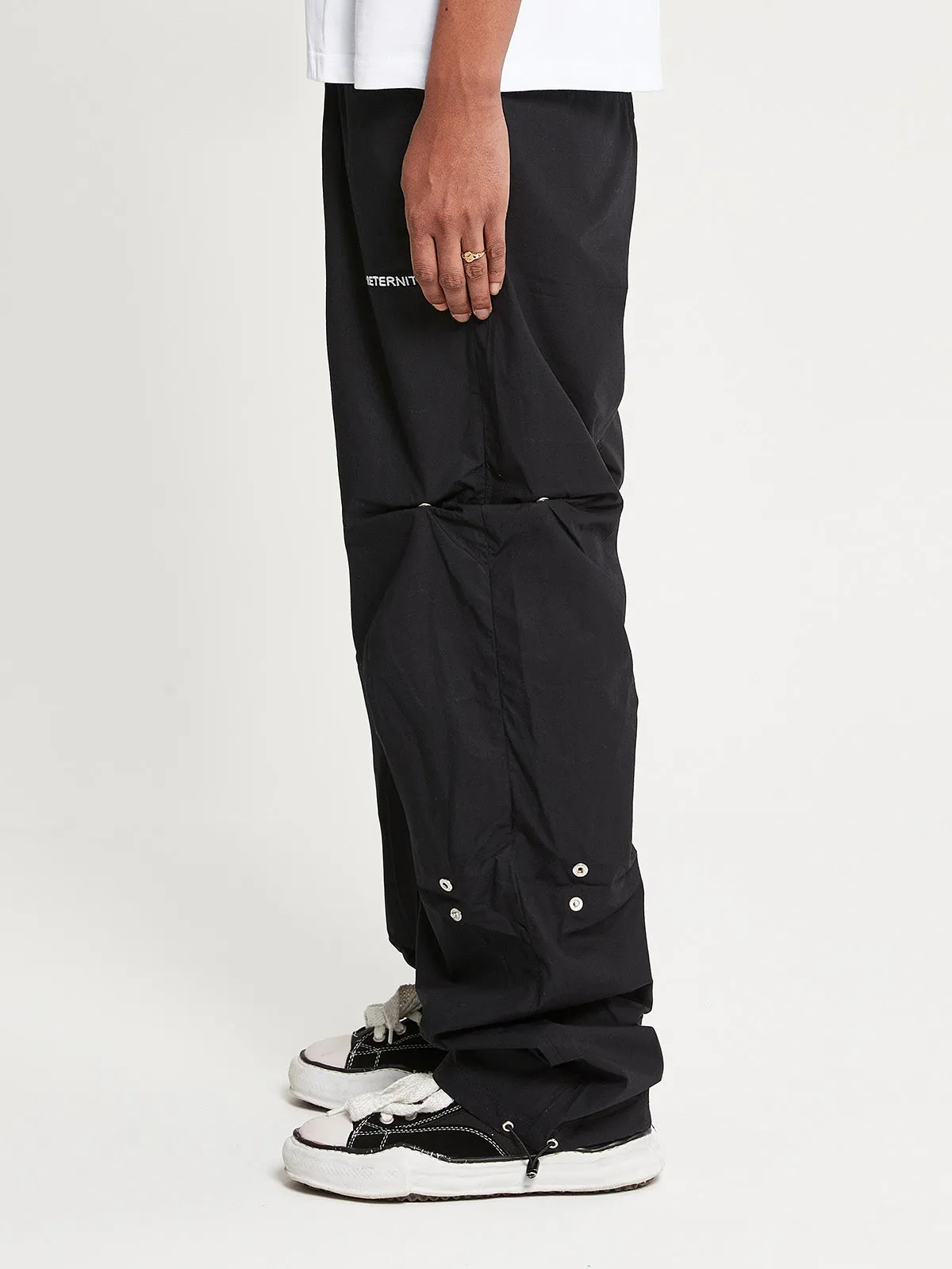 PLEATED PARACHUTE PANTS - BLACK