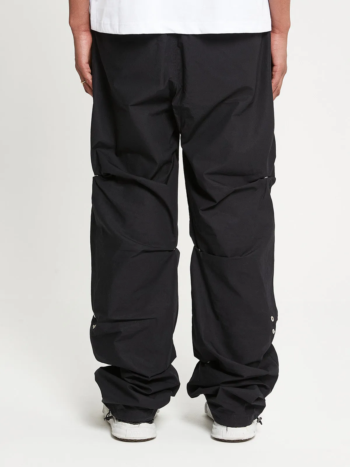 PLEATED PARACHUTE PANTS - BLACK
