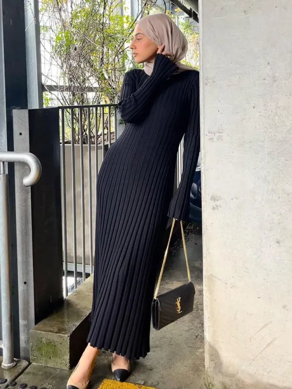 Ribbed Knitted Maxi Dress with Round Neck and Fitted Waist